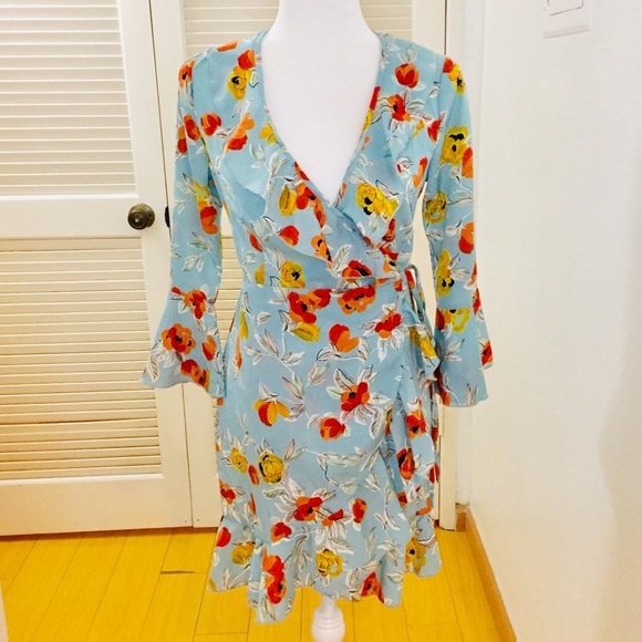 PrettyLittleThing Dresses & Skirts - EUC PrettyLittleThing Floral Wrap Dress - Size 2
